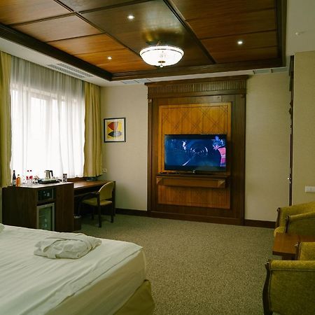 City Hotel Bishkek Bagian luar foto