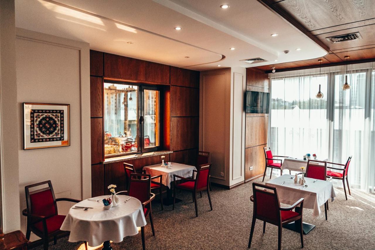 City Hotel Bishkek Bagian luar foto