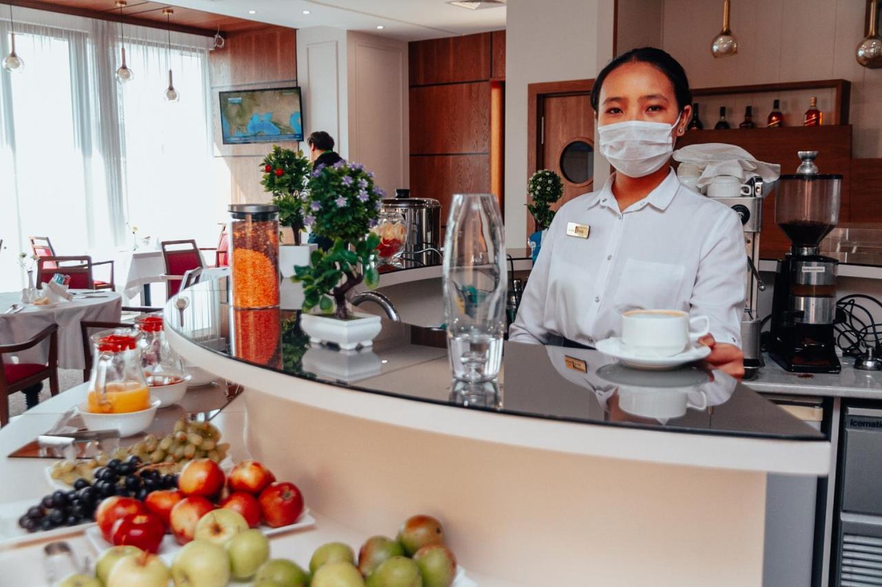 City Hotel Bishkek Bagian luar foto