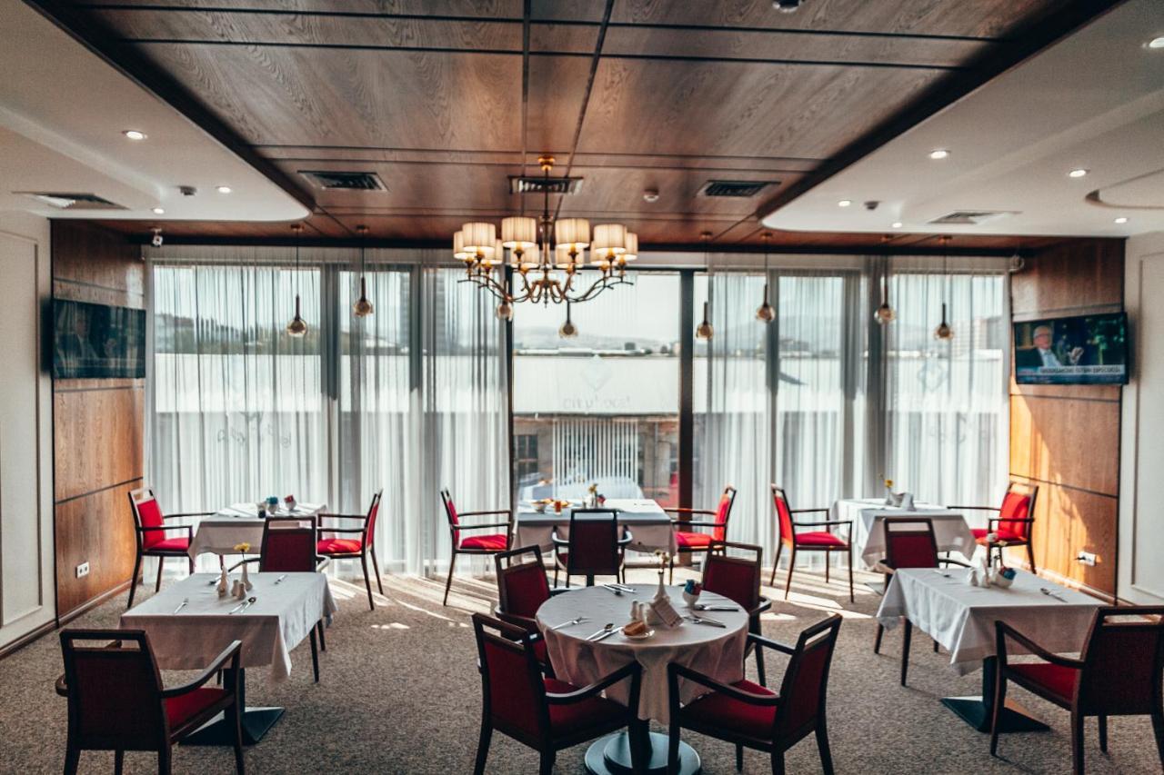 City Hotel Bishkek Bagian luar foto