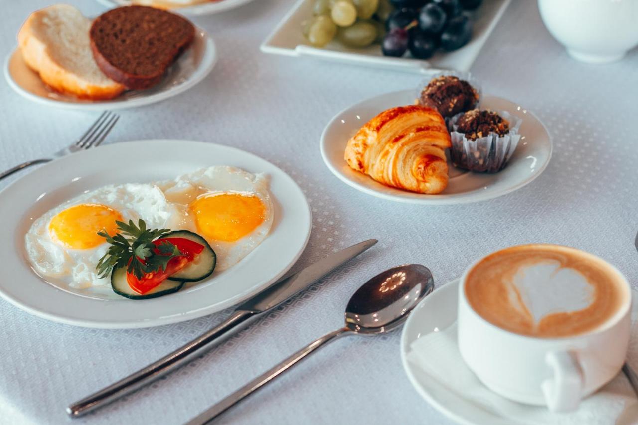 City Hotel Bishkek Bagian luar foto