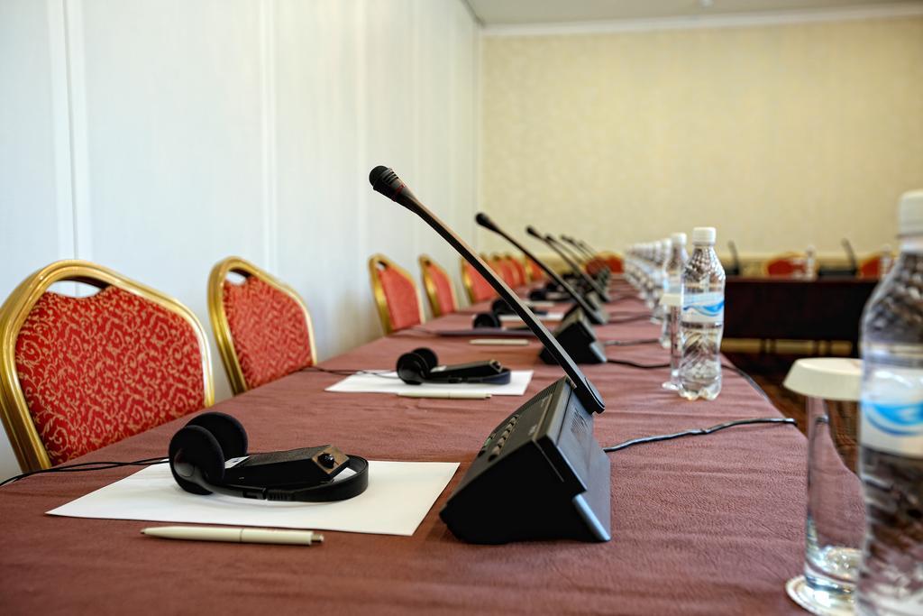 City Hotel Bishkek Bagian luar foto
