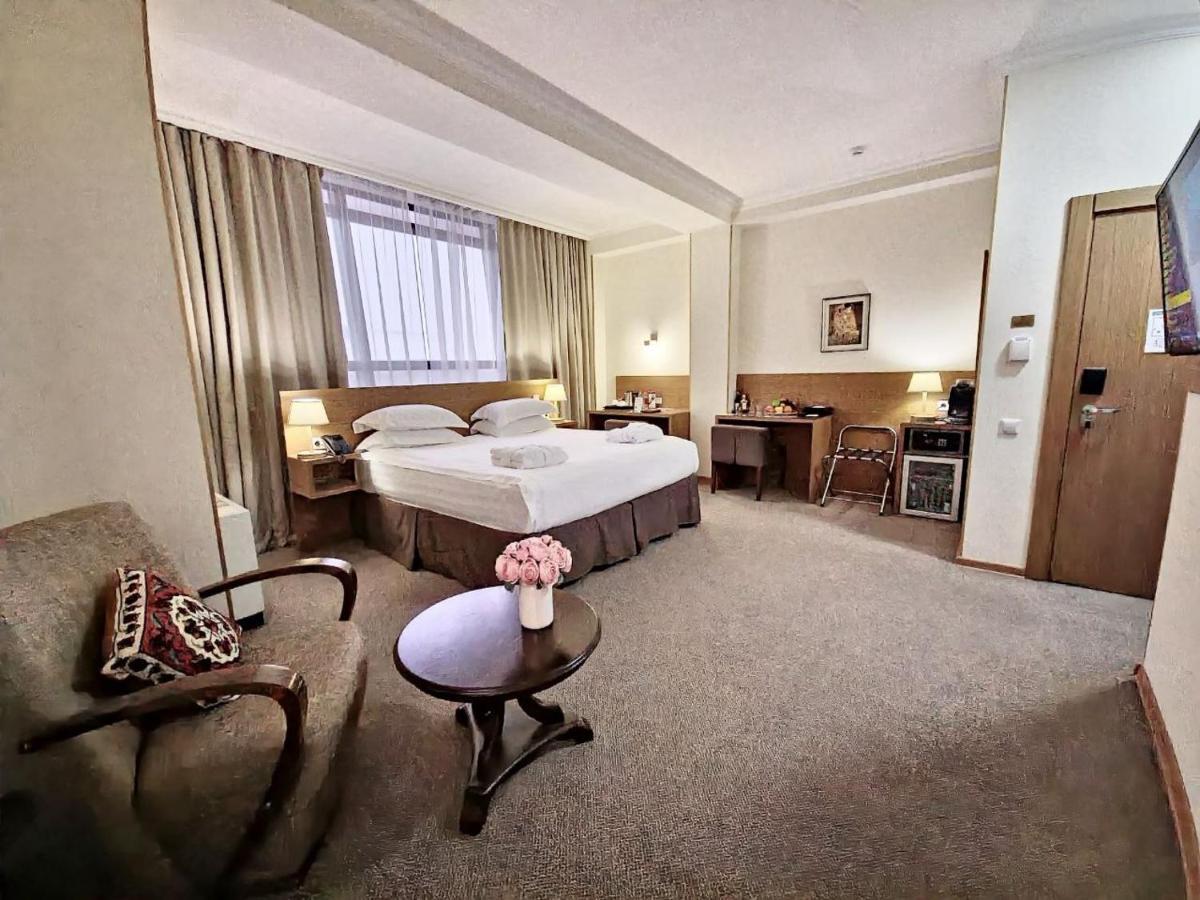 City Hotel Bishkek Bagian luar foto