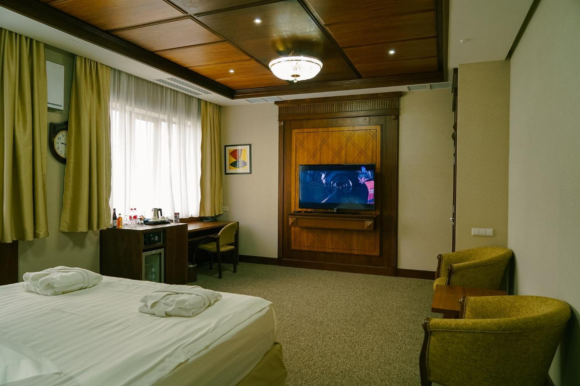 City Hotel Bishkek Bagian luar foto