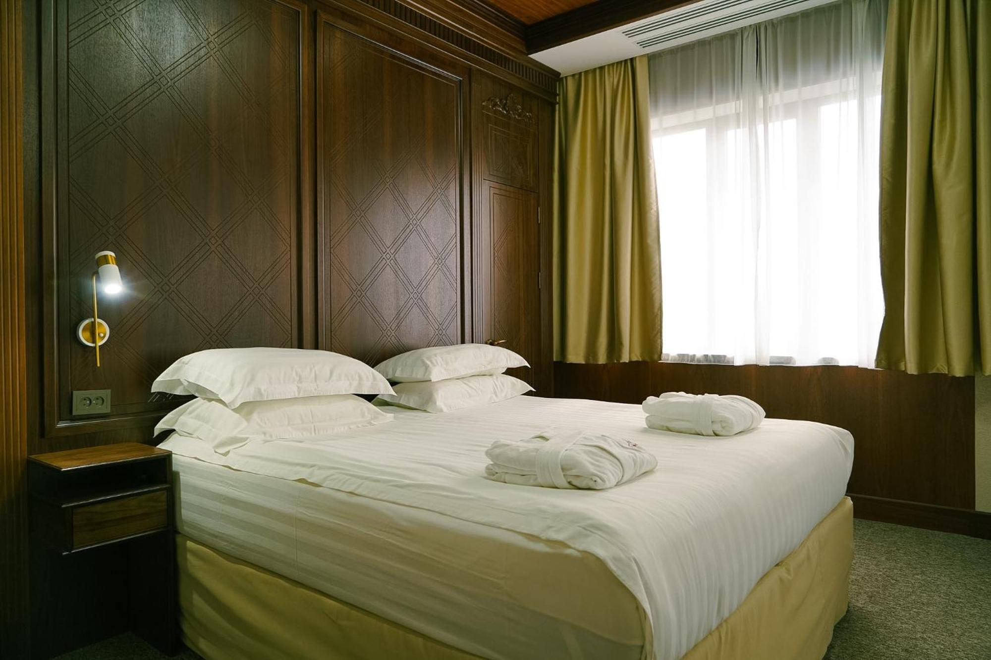 City Hotel Bishkek Bagian luar foto