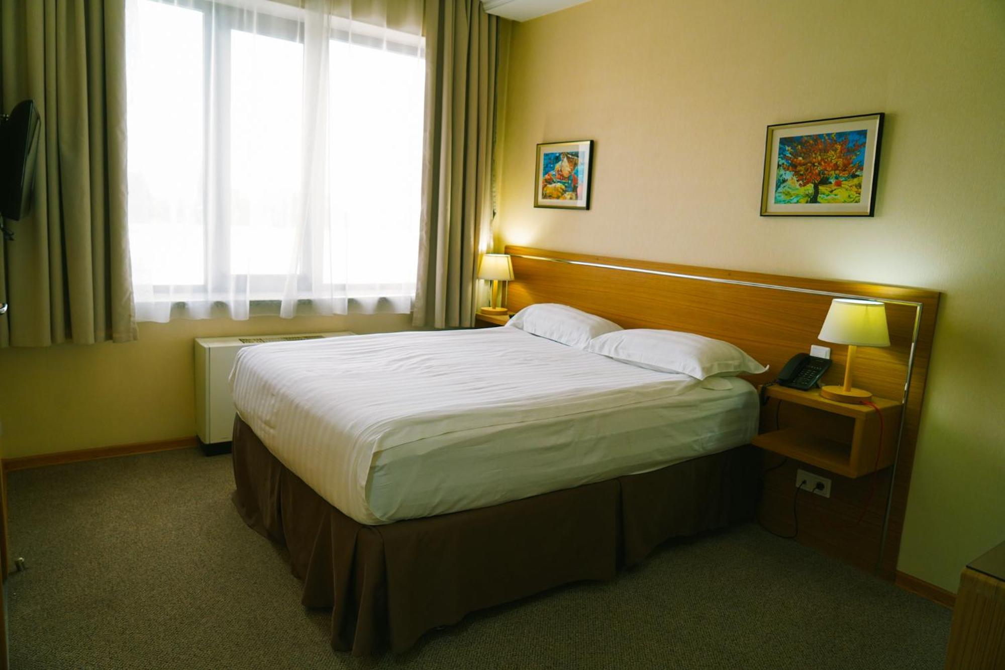 City Hotel Bishkek Bagian luar foto