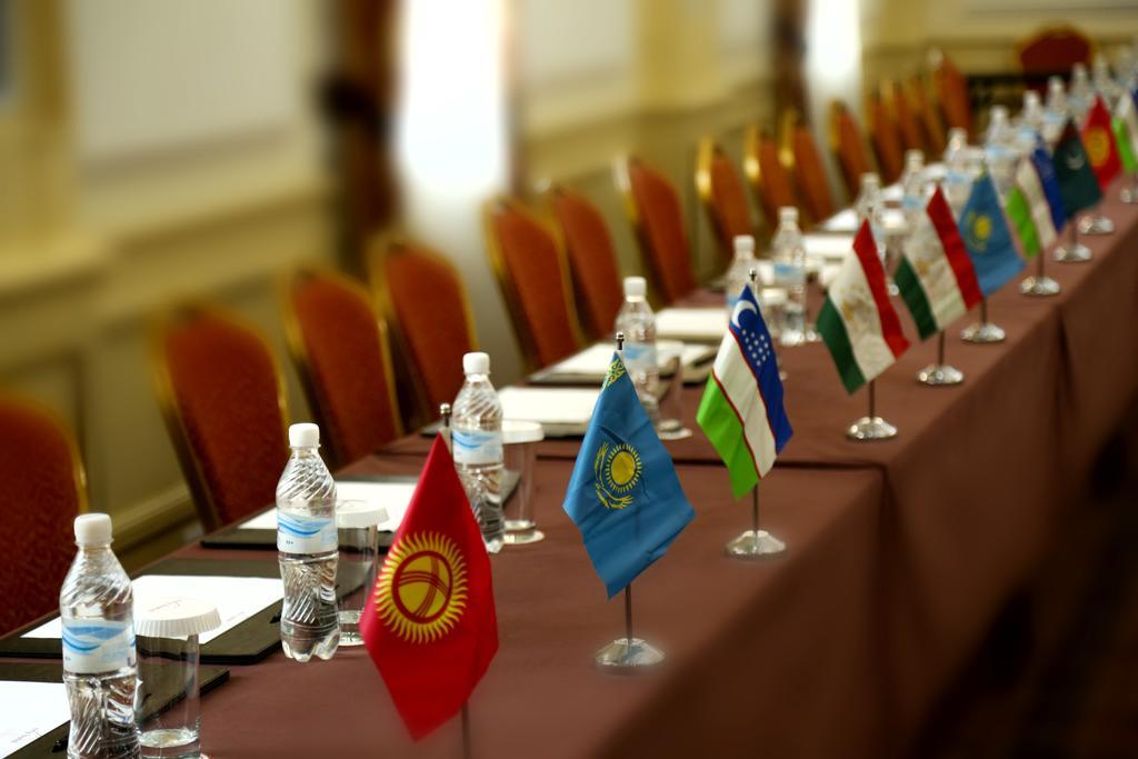 City Hotel Bishkek Bagian luar foto