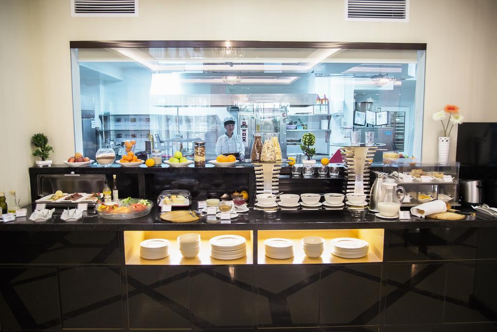 City Hotel Bishkek Bagian luar foto