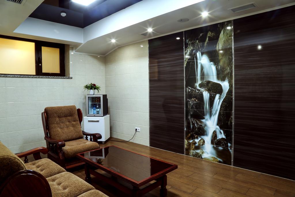 City Hotel Bishkek Bagian luar foto