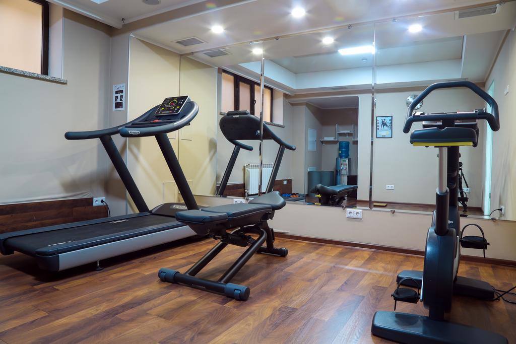 City Hotel Bishkek Bagian luar foto