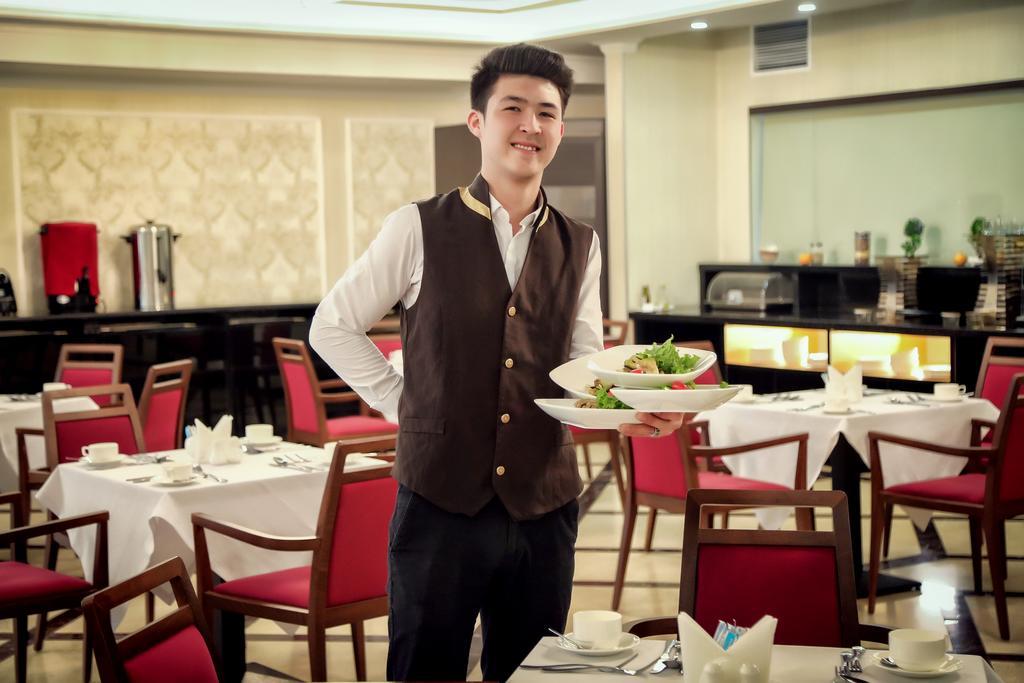 City Hotel Bishkek Bagian luar foto