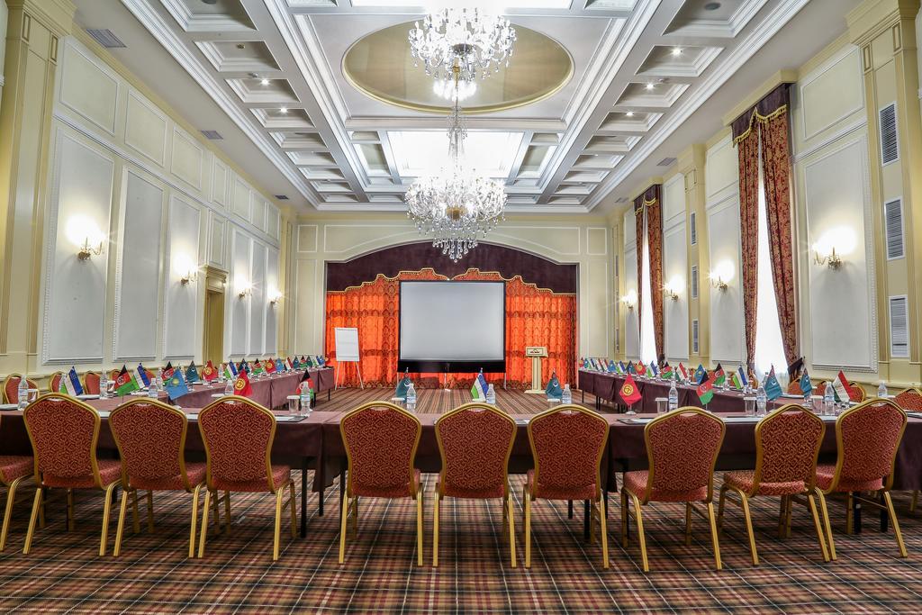 City Hotel Bishkek Bagian luar foto