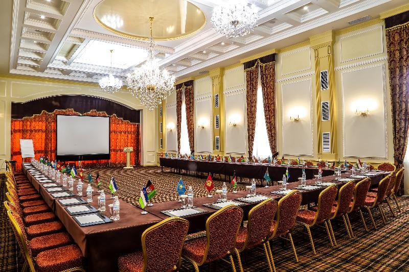 City Hotel Bishkek Bagian luar foto