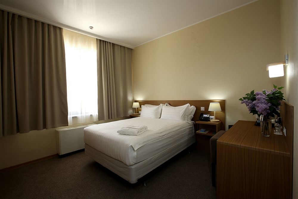 City Hotel Bishkek Bagian luar foto