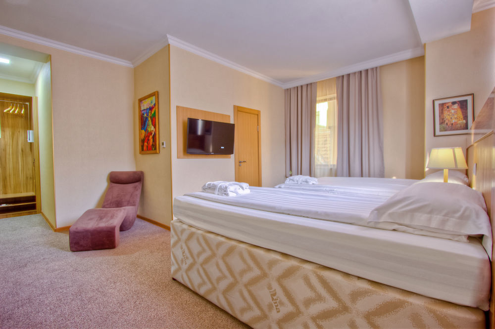 City Hotel Bishkek Bagian luar foto