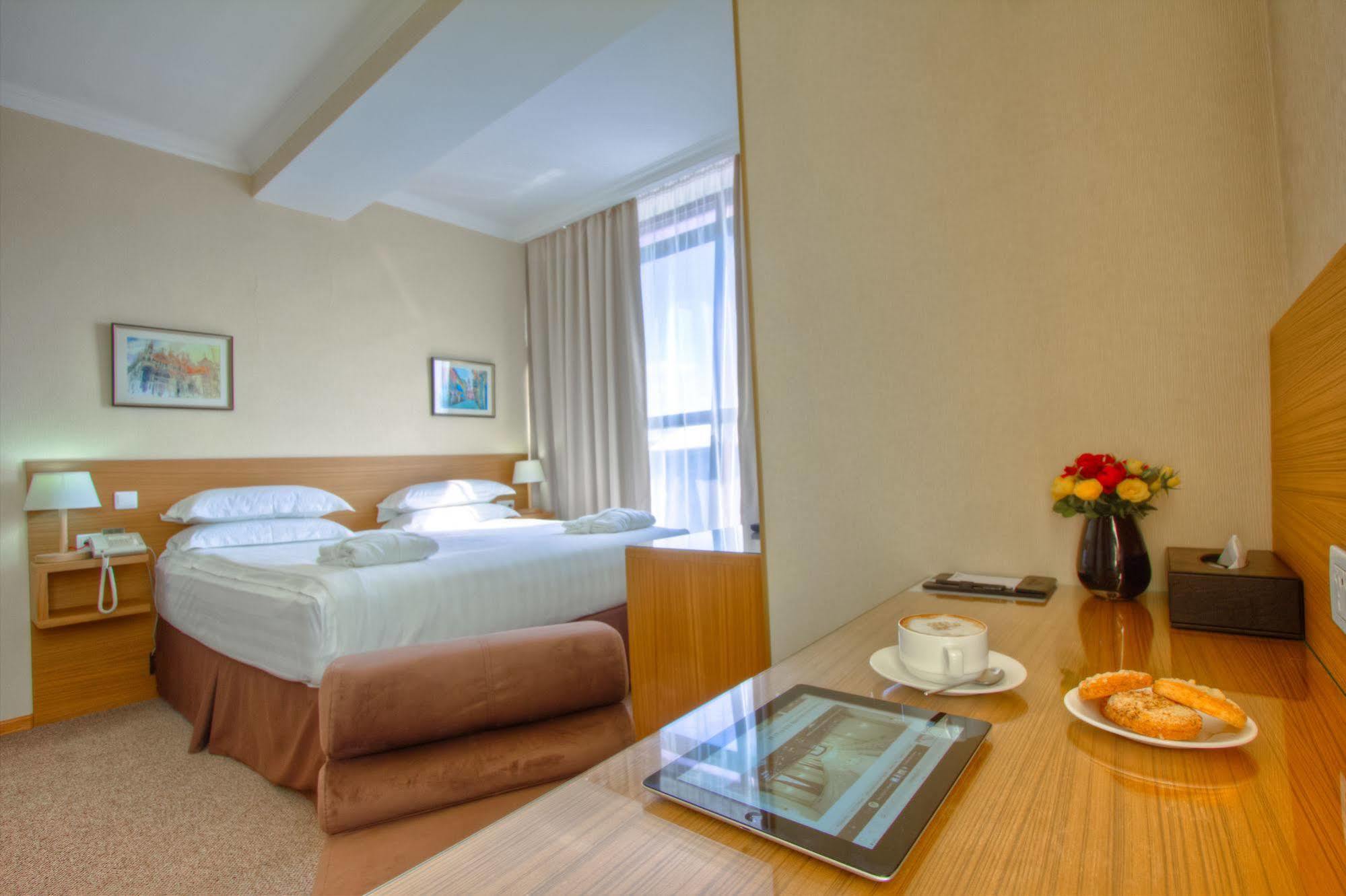 City Hotel Bishkek Bagian luar foto