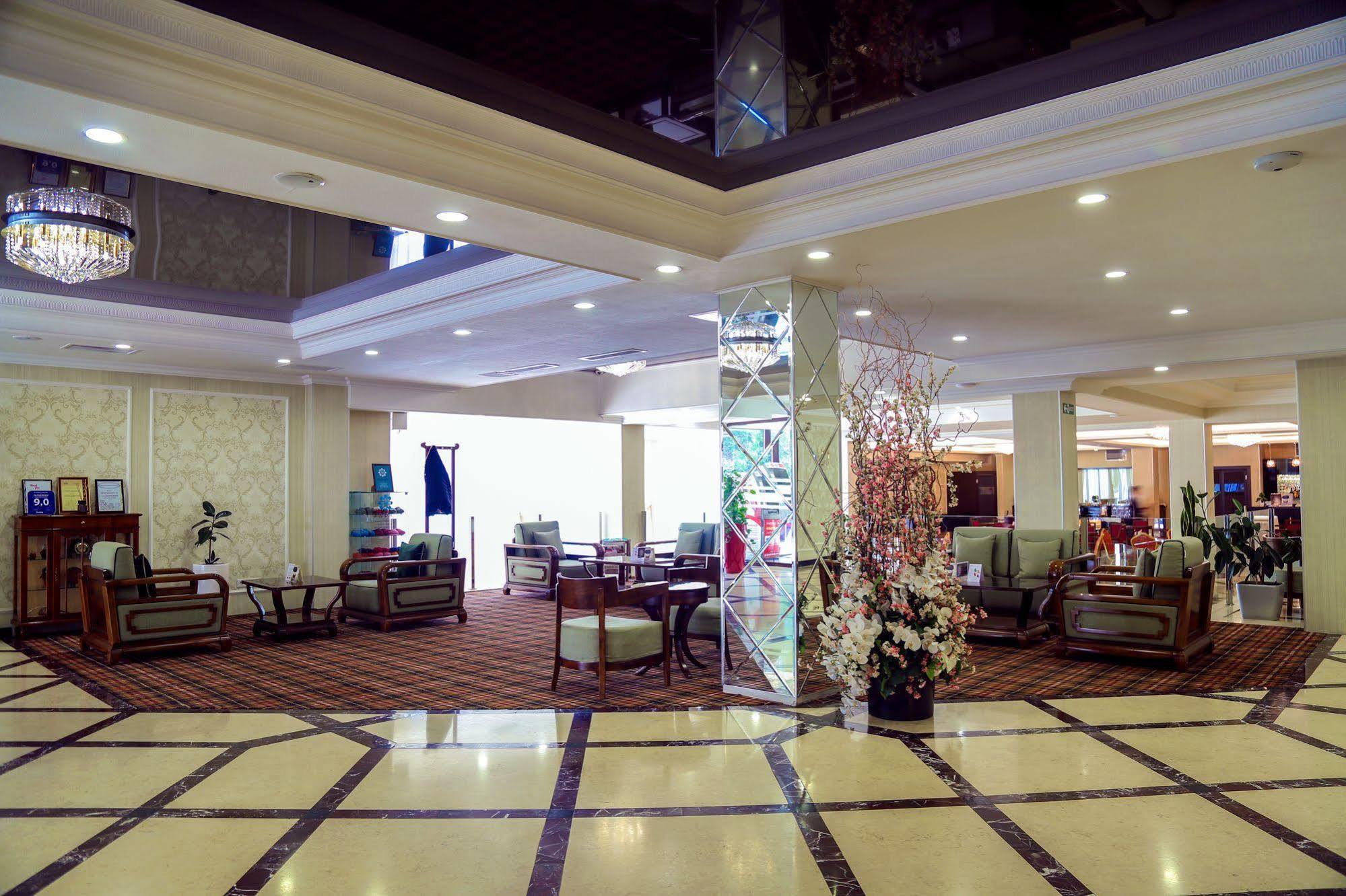 City Hotel Bishkek Bagian luar foto