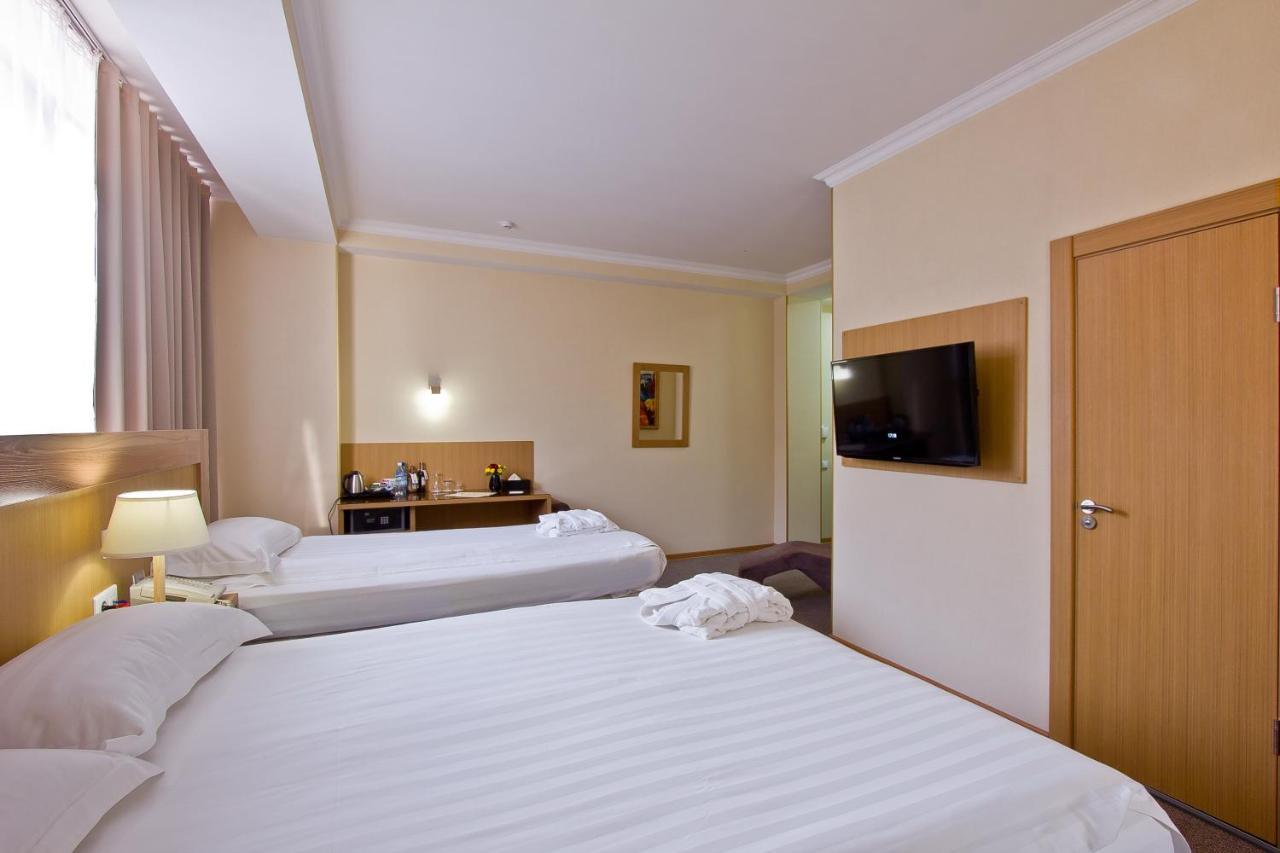 City Hotel Bishkek Bagian luar foto